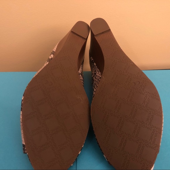 Vionic Bria Wedge - Picture 8 of 8